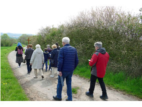 Bittprozession an der Weingartenkapelle (Foto: Karl-Franz Thiede)